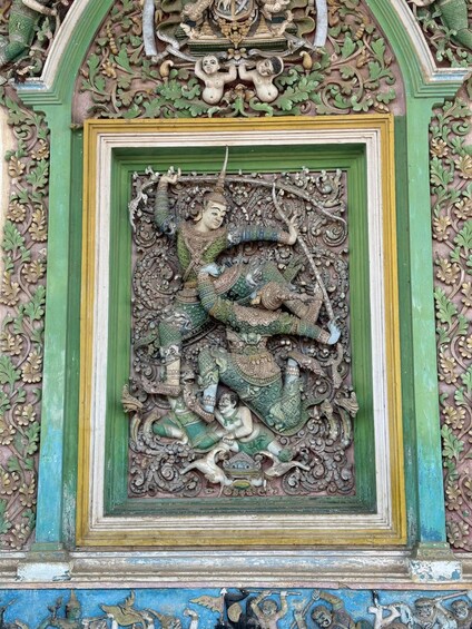 Une sculpture détaillée représentant une scène mythologique, avec une figure centrale dans une pose dynamique, entourée d’un feuillage complexe et d’éléments décoratifs. 3