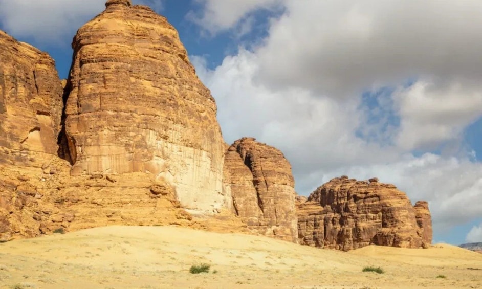 Un paisaje desértico con llamativas formaciones rocosas de arenisca. 3