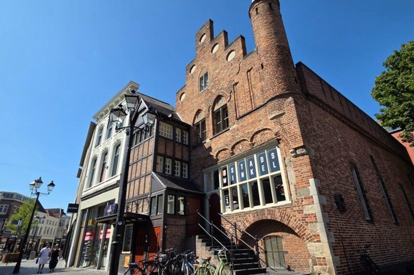 A historic building with a prominent tower and a sign that reads 'STADTS MUSEUM.' 2