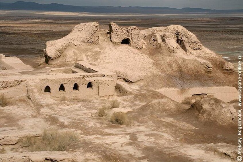 A desert landscape with ancient ruins and a flat terrain. 2