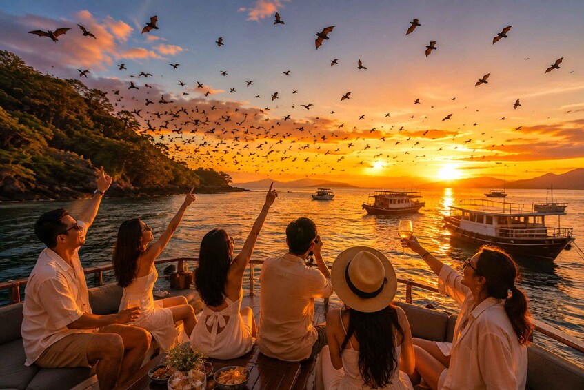 Een groep mensen op een boot geniet van een zonsondergang, met vogels die boven hen vliegen. 3