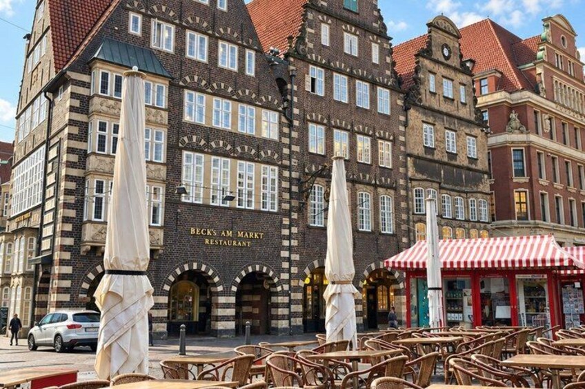 A historic building with a sign reading 'Beck's Am Markt Restaurant.' 5