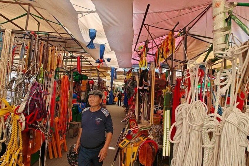 A market stall with various ropes and climbing equipment. 3