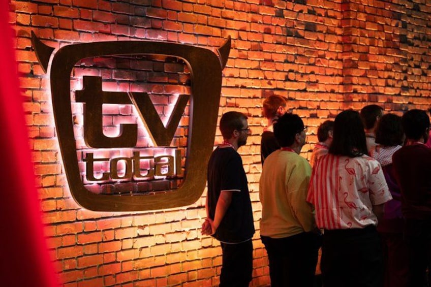 A brick wall with a TV Total logo. 5