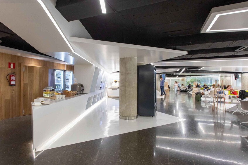 Un espace intérieur moderne comprenant un comptoir d’accueil, un extincteur et un espace dédié à la restauration. 4
