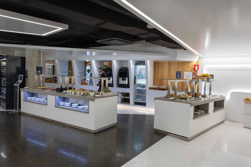 Un espace de présentation moderne pour les aliments, doté de réfrigérateurs à vitrine et proposant une grande variété de produits. 3