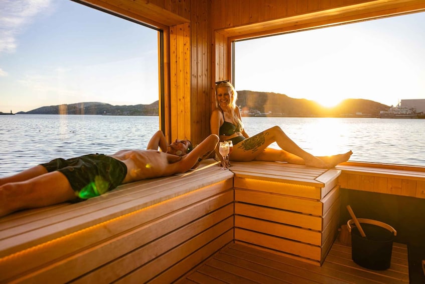 Una baita di legno con vista sul mare e un tramonto. 1