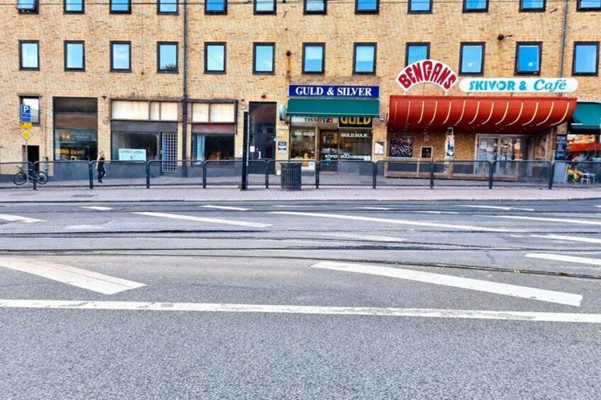 A street with a building housing 'Guld & Silver' and 'Bengans Skivor & Cafe'. 3