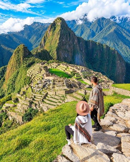 Die Ruinen von Machu Picchu mit einer Bergkulisse. 2