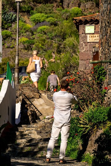 Una escalera de piedra por la que suben y bajan personas. 4