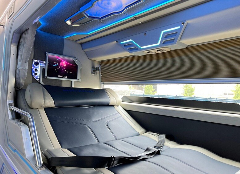 Ein modernes Interieur mit Ledersitzen, einem digitalen Display und stimmungsvoller Beleuchtung. 4