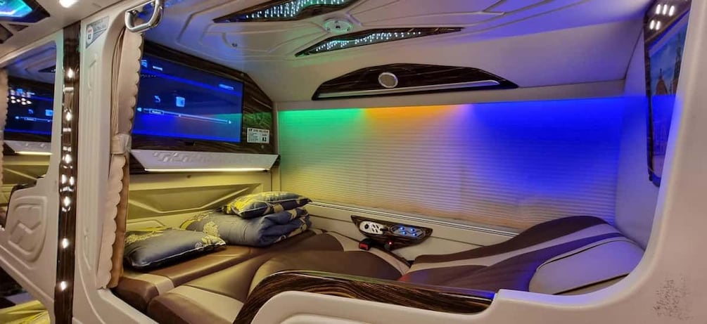 Ein luxuriöses Interieur mit einer Liege, einer Bedienkonsole und stimmungsvoller Beleuchtung. 2