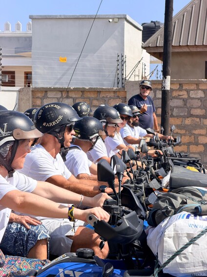Un groupe de personnes à moto, portant des casques, et roulant en file indienne. 3