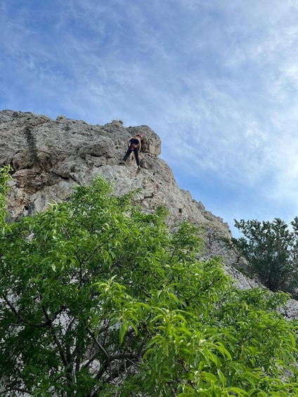 Una persona escalando una montaña rocosa. 4