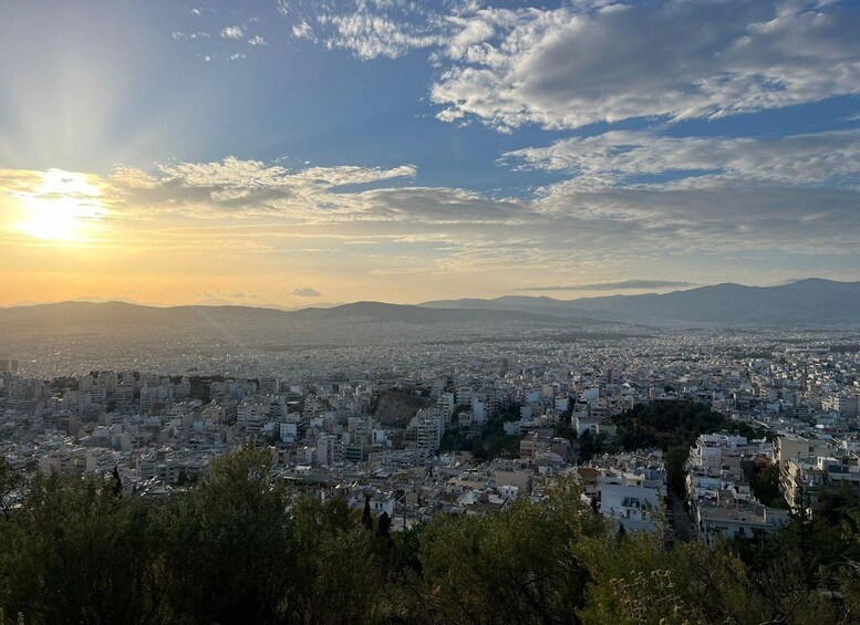 Un paisaje urbano con una cordillera al fondo y cielo despejado. 5