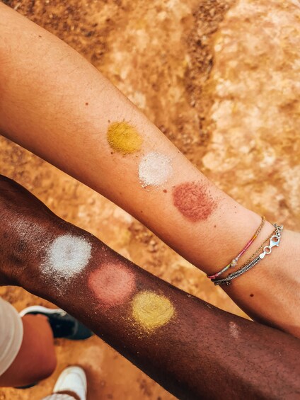 Un bras sur lequel sont appliqués plusieurs échantillons de différentes couleurs. 2