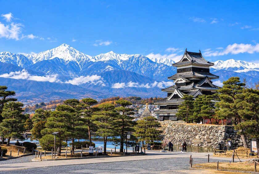Una pagoda japonesa tradicional con montañas nevadas al fondo. 5