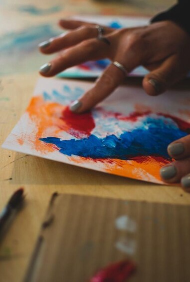 Une peinture à la main sur une toile aux couleurs bleue et orange. 1