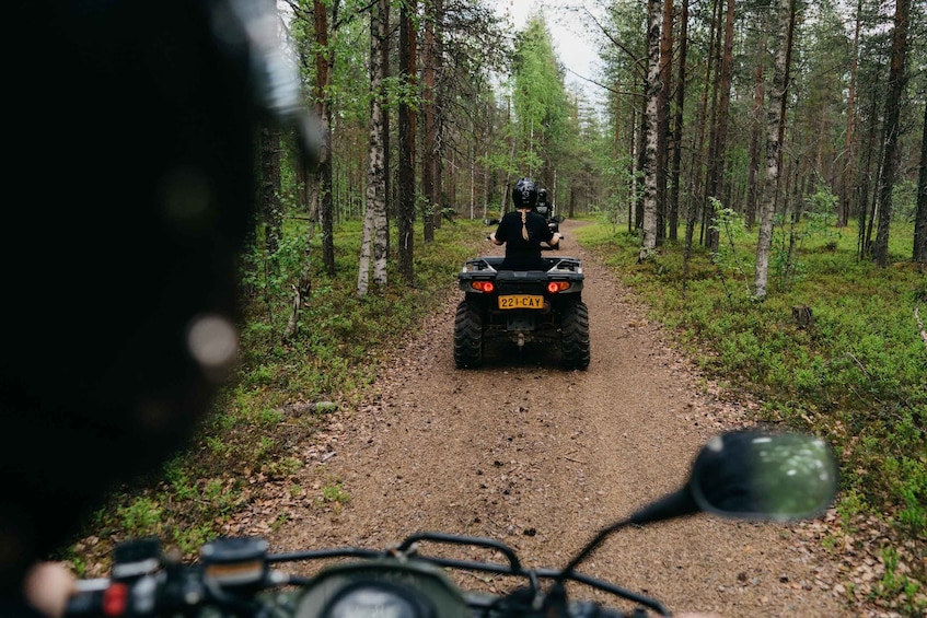 Une personne conduisant un véhicule tout-terrain sur un sentier forestier. 5
