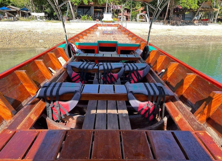 Un bateau avec des bancs en bois et des gilets de sauvetage. 1