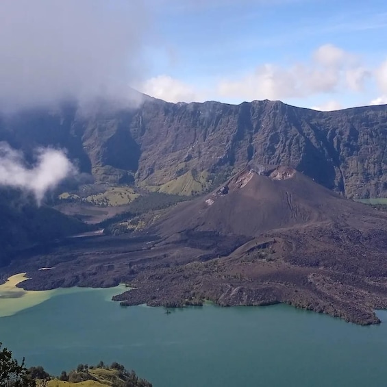 Un paysage montagneux avec un lac et un volcan. 4