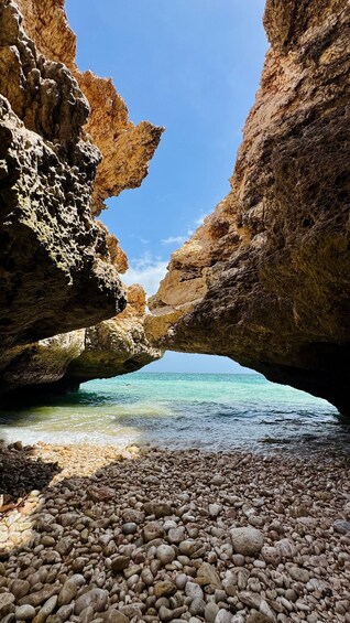 Ein felsiger Strand mit einer natürlichen Felsbrücke. 3