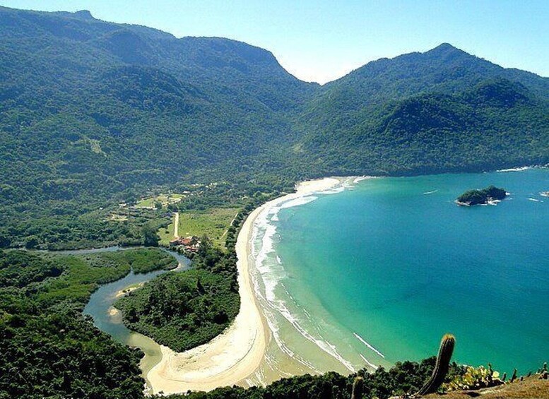 Un paysage côtier avec une rivière sinueuse, une plage et une chaîne de montagnes. 3