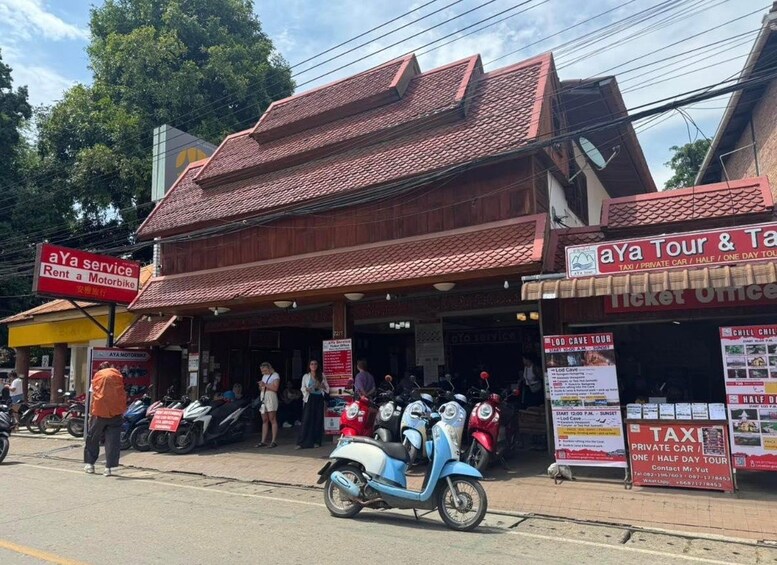 Un bâtiment avec un toit recouvert de tuiles rouges, et des panneaux indiquant « aYa service, location de motos » et « aYa Tour & Taxi ». 5