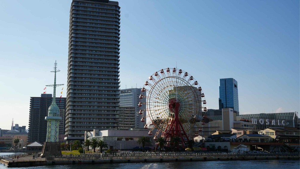 Ein Riesenrad, ein hohes Gebäude und ein moderner Wolkenkratzer in einer Stadtlandschaft. 4