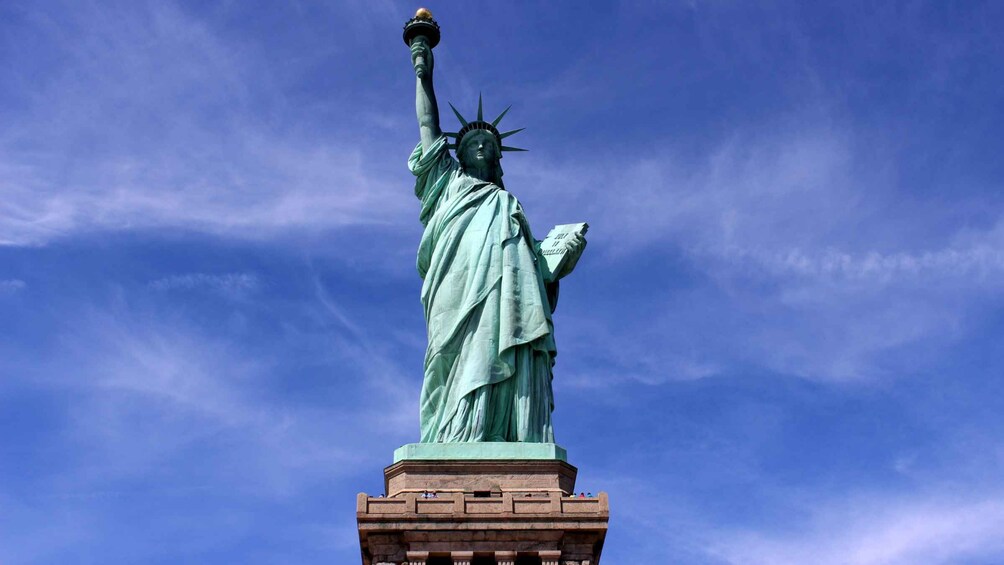Freiheitsstatue mit brennender Fackel. 5