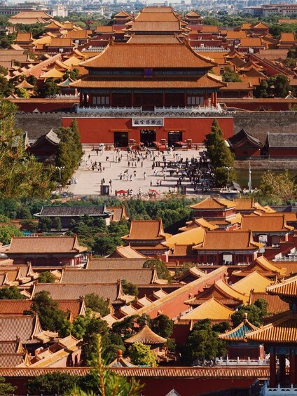 Un ensemble architectural chinois traditionnel comprenant plusieurs bâtiments dotés de toits richement décorés et d’une vaste cour intérieure. 4