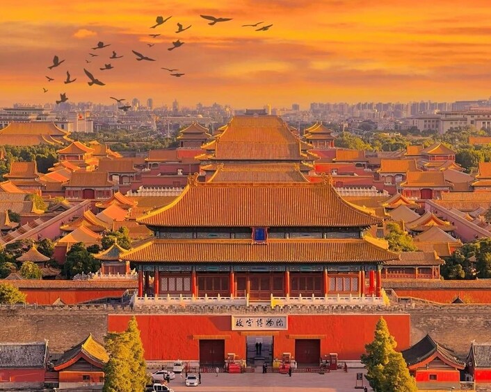 Un bâtiment traditionnel chinois, à plusieurs niveaux et aux murs rouges, entouré de constructions similaires et avec une vue sur la ville en arrière-plan. 1