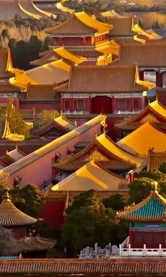 Un ensemble architectural chinois traditionnel comprenant plusieurs bâtiments, caractérisés par leurs toits dorés richement décorés et leurs murs rouges. 2