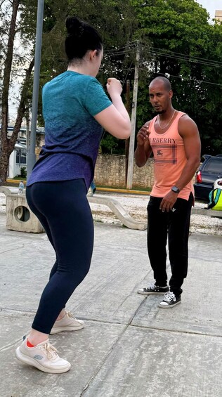 Zwei Personen nehmen an einer Kampfsport-Trainingseinheit im Freien teil. 5