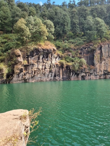 Ein Fluss mit steilen Felswänden und dichtem Wald. 1