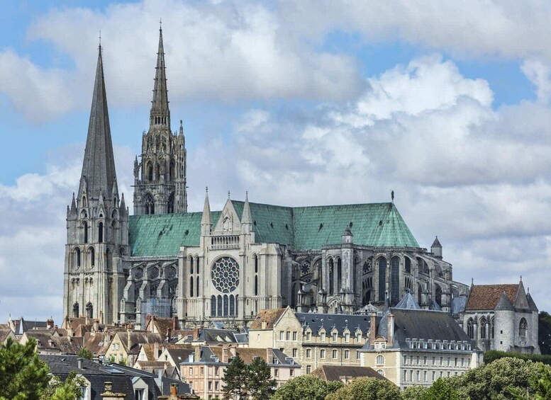 Une cathédrale historique, dotée de deux flèches jumelles et d’une grande rosace. 5
