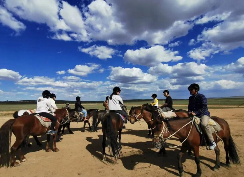 Un groupe de personnes à cheval, évoluant dans un paysage désertique sous un ciel dégagé. 1