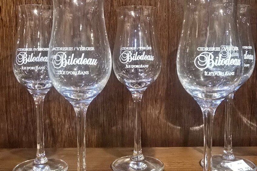 Four wine glasses with the text 'Bilodeau' and 'Le Dorleans' on them, placed on a wooden surface. 2