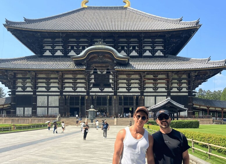 Un bâtiment japonais traditionnel, doté d’un toit incurvé et de décorations élaborées. 2