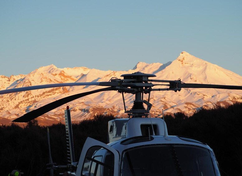 Un hélicoptère avec une montagne enneigée en arrière-plan. 3