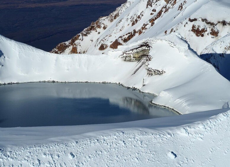 Une montagne enneigée, au pied de laquelle se trouve un lac d’un bleu limpide. 2