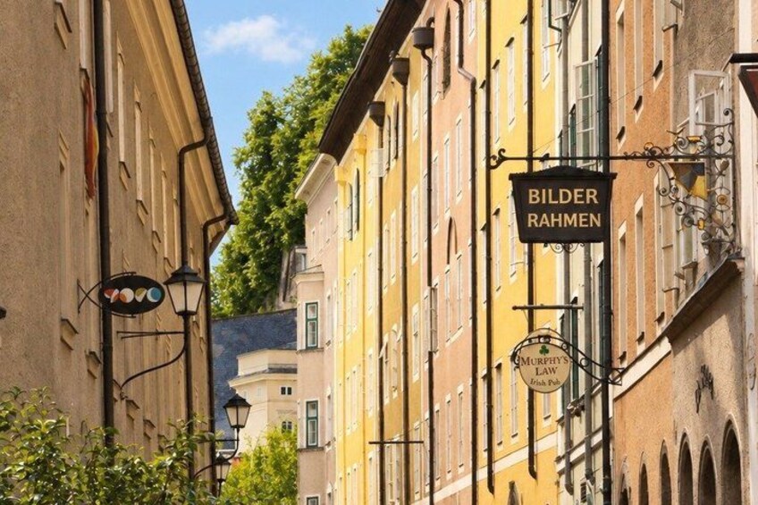 A street with buildings, a sign for 'Bilder Rahmen,' and a 'Murphy's Law' sign. 3