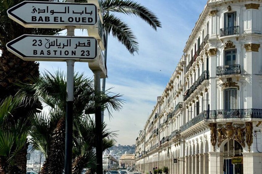 Un panneau de signalisation indiquant la direction à suivre pour rejoindre Bab el Oud et le bastion 23. 4