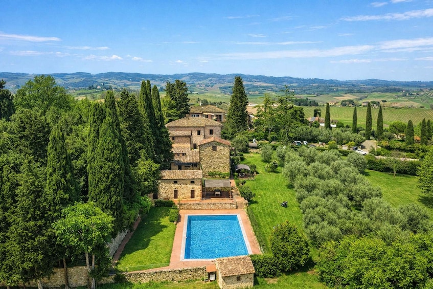 Une villa avec piscine, entourée d’une végétation luxuriante et de vignobles. 4