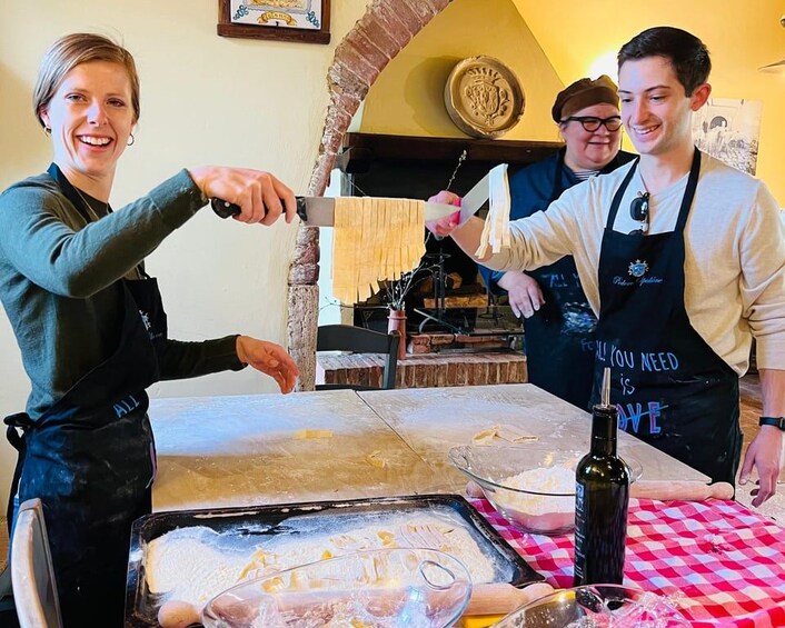 Personas preparando comida, con un horno de pizza e ingredientes sobre la mesa. 5