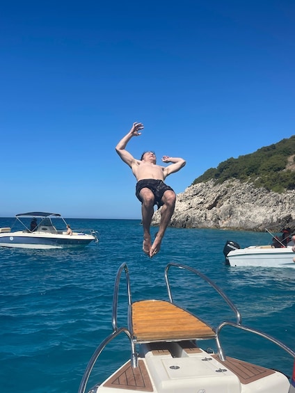 Une personne qui saute d’un bateau dans l’eau. 2
