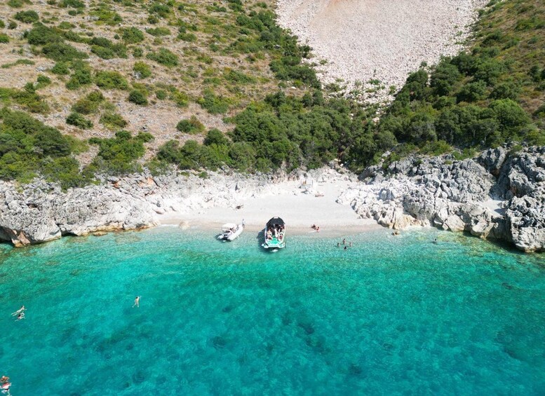Une plage aux eaux turquoise, parsemée de rochers et d’une végétation clairsemée. 5