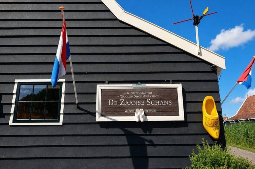 A building with a sign reading 'De Zaanse Schans.' 4