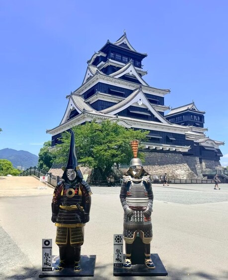 Zwei Samurai-Statuen vor einer traditionellen japanischen Burg. 5