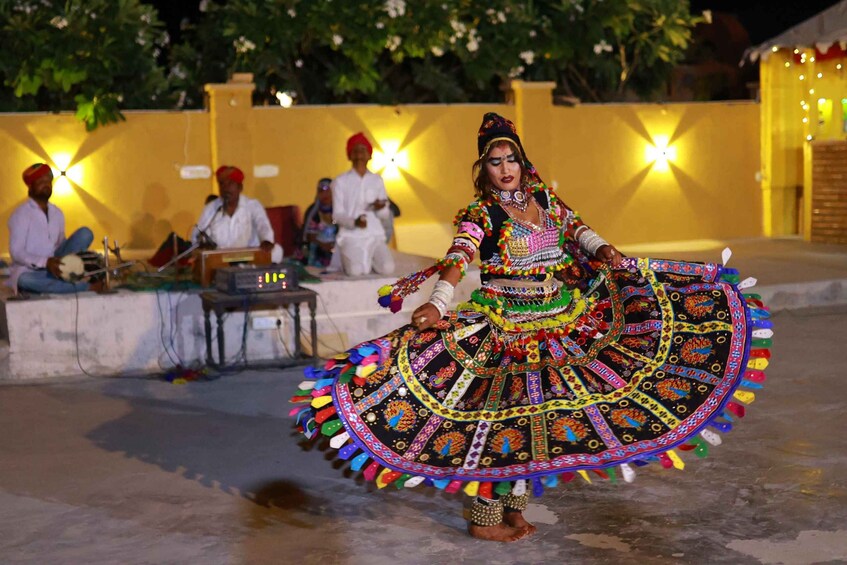 Una persona vestida con un traje tradicional colorido bailando. 4
